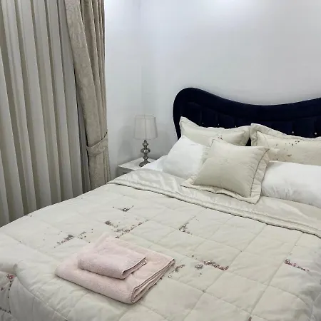 Elegant 2+1 Flat In The Heart Of Kyrenia + Wifi Apartmán